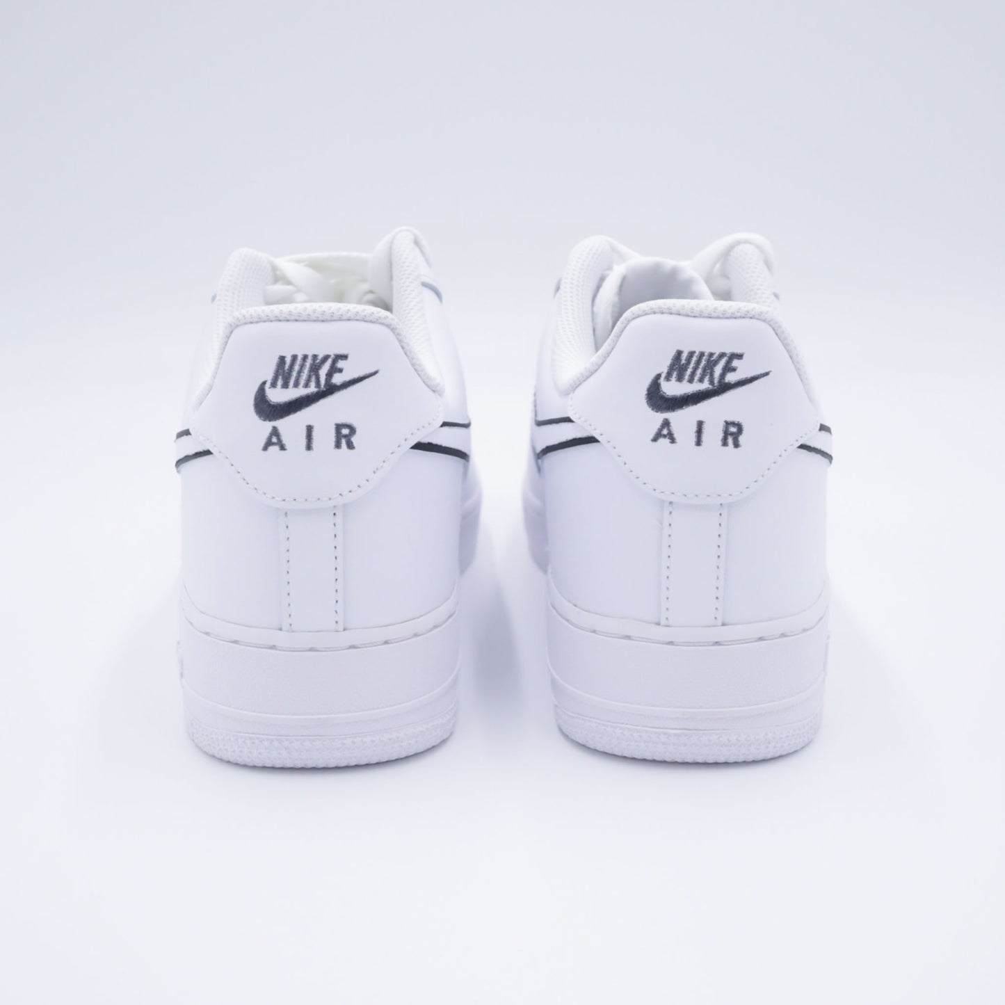 air force 1 swoosh noir, nike air force 1 custom black swoosh, af1 custom noir blanc, sneakers contraste noir blanc, nike af1 streetwear minimal, air force custom noir intense, custom sobre et chic, sneakers af1 noir et blanc, air force 1 silhouette noire, custom minimal noir