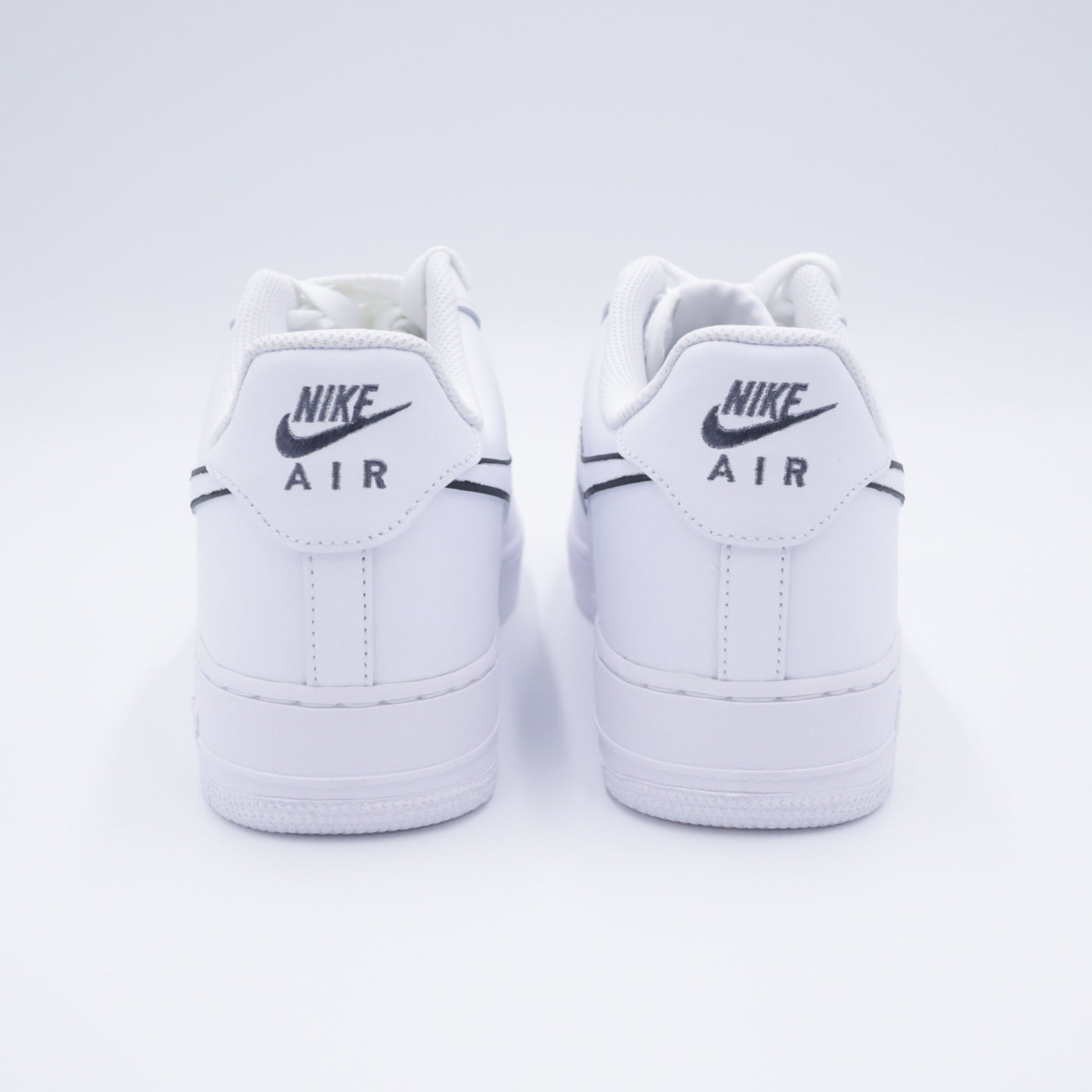 air force 1 swoosh noir, nike air force 1 custom black swoosh, af1 custom noir blanc, sneakers contraste noir blanc, nike af1 streetwear minimal, air force custom noir intense, custom sobre et chic, sneakers af1 noir et blanc, air force 1 silhouette noire, custom minimal noir