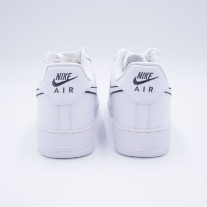 air force 1 swoosh noir, nike air force 1 custom black swoosh, af1 custom noir blanc, sneakers contraste noir blanc, nike af1 streetwear minimal, air force custom noir intense, custom sobre et chic, sneakers af1 noir et blanc, air force 1 silhouette noire, custom minimal noir