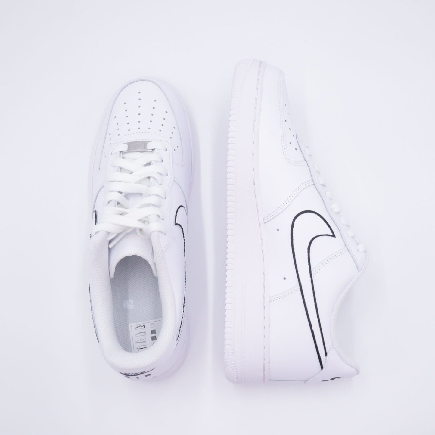 air force 1 swoosh noir, nike air force 1 custom black swoosh, af1 custom noir blanc, sneakers contraste noir blanc, nike af1 streetwear minimal, air force custom noir intense, custom sobre et chic, sneakers af1 noir et blanc, air force 1 silhouette noire, custom minimal noir