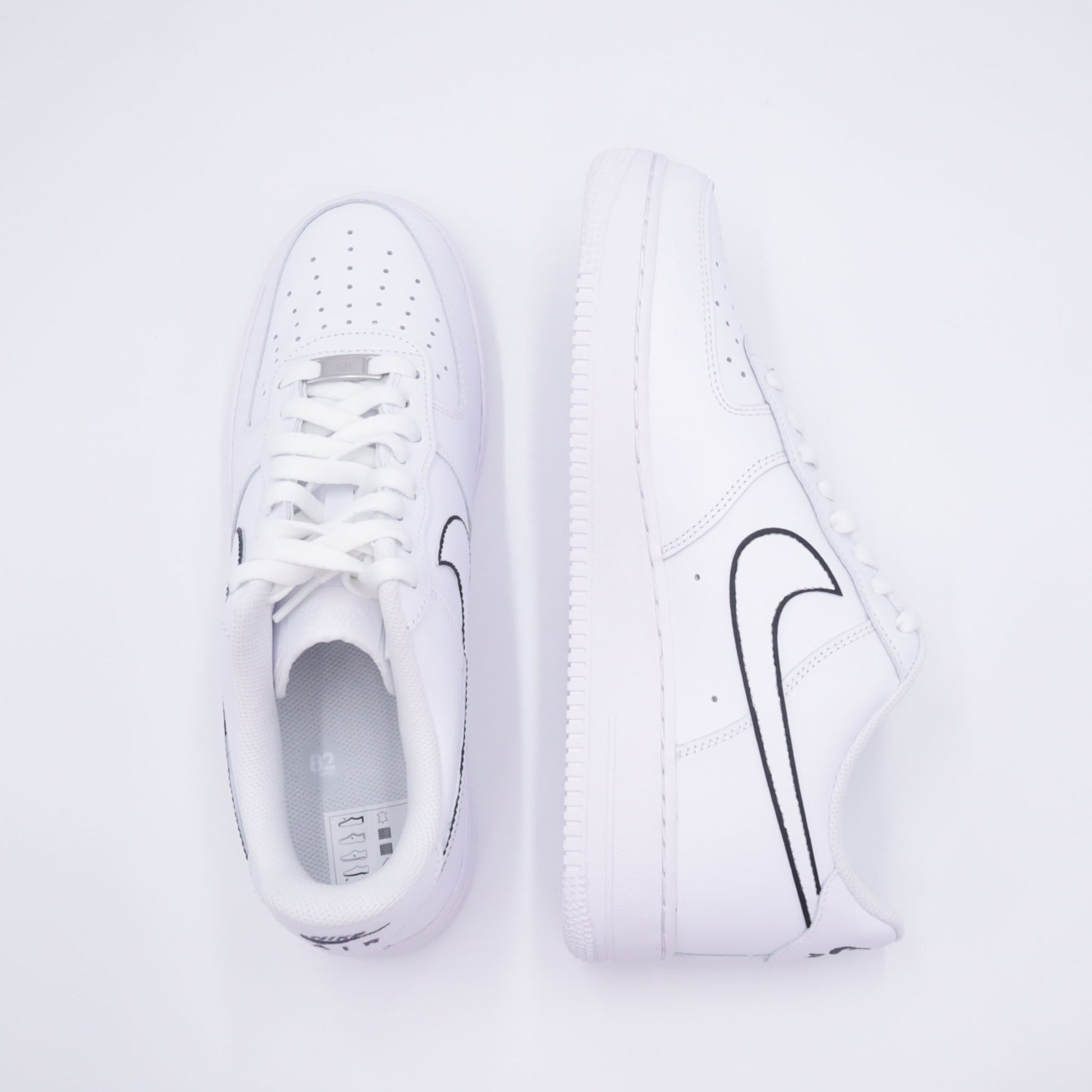 air force 1 swoosh noir, nike air force 1 custom black swoosh, af1 custom noir blanc, sneakers contraste noir blanc, nike af1 streetwear minimal, air force custom noir intense, custom sobre et chic, sneakers af1 noir et blanc, air force 1 silhouette noire, custom minimal noir
