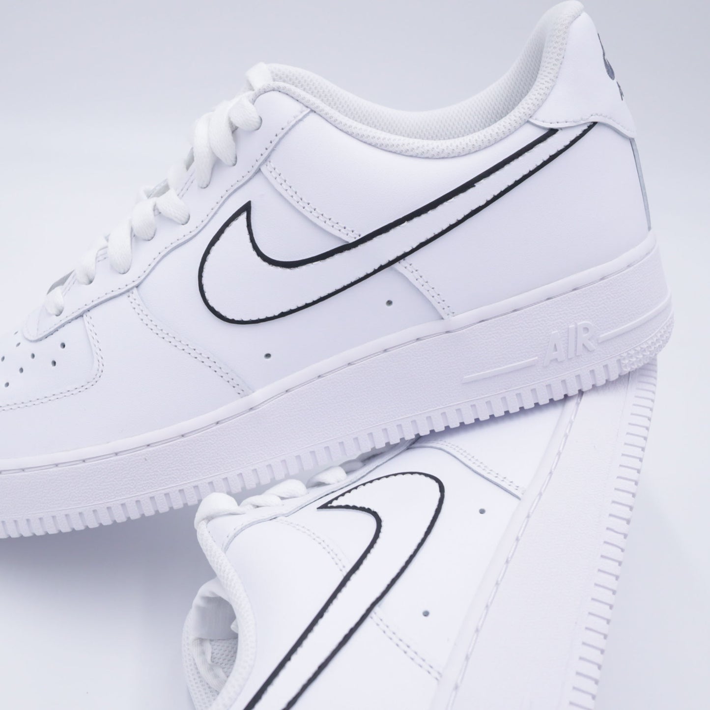 air force 1 swoosh noir, nike air force 1 custom black swoosh, af1 custom noir blanc, sneakers contraste noir blanc, nike af1 streetwear minimal, air force custom noir intense, custom sobre et chic, sneakers af1 noir et blanc, air force 1 silhouette noire, custom minimal noir