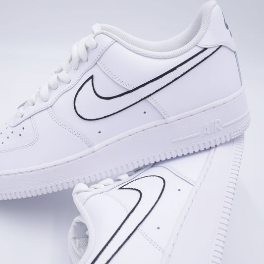 air force 1 swoosh noir, nike air force 1 custom black swoosh, af1 custom noir blanc, sneakers contraste noir blanc, nike af1 streetwear minimal, air force custom noir intense, custom sobre et chic, sneakers af1 noir et blanc, air force 1 silhouette noire, custom minimal noir