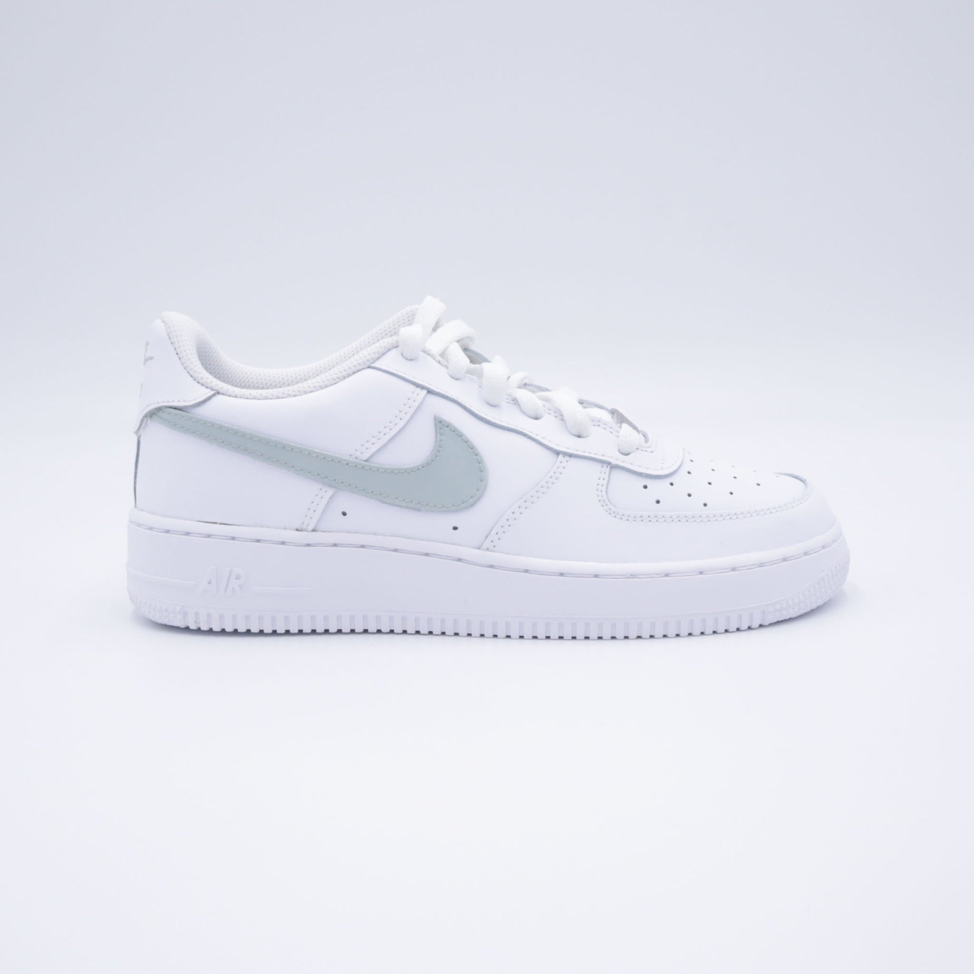 air force 1 custom vert sauge, nike sage green swoosh, air force 1 pastel green, custom sneaker minimaliste, sneakers blanc et vert pâle, nike af1 custom green, chaussure blanche vert sage, sneakers femme pastel vert, air force minimal clean look, vert sauge af1 artisanale