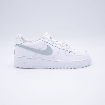 air force 1 custom vert sauge, nike sage green swoosh, air force 1 pastel green, custom sneaker minimaliste, sneakers blanc et vert pâle, nike af1 custom green, chaussure blanche vert sage, sneakers femme pastel vert, air force minimal clean look, vert sauge af1 artisanale