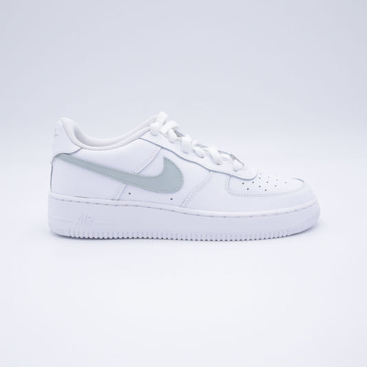 air force 1 custom vert sauge, nike sage green swoosh, air force 1 pastel green, custom sneaker minimaliste, sneakers blanc et vert pâle, nike af1 custom green, chaussure blanche vert sage, sneakers femme pastel vert, air force minimal clean look, vert sauge af1 artisanale