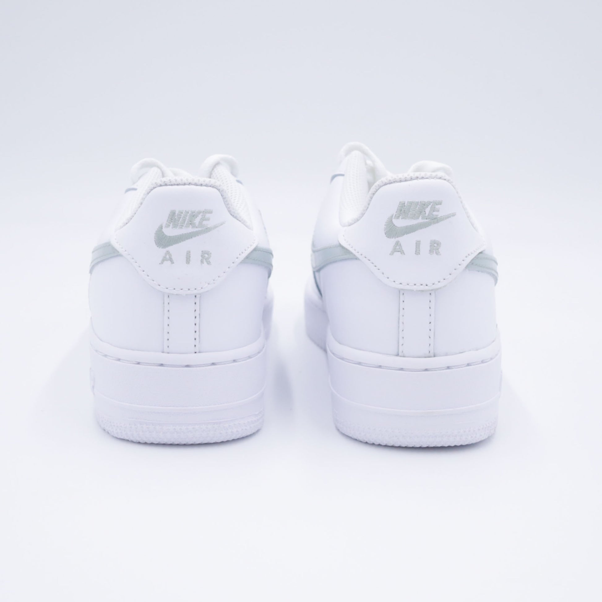 air force 1 custom vert sauge, nike sage green swoosh, air force 1 pastel green, custom sneaker minimaliste, sneakers blanc et vert pâle, nike af1 custom green, chaussure blanche vert sage, sneakers femme pastel vert, air force minimal clean look, vert sauge af1 artisanale