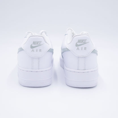 air force 1 custom vert sauge, nike sage green swoosh, air force 1 pastel green, custom sneaker minimaliste, sneakers blanc et vert pâle, nike af1 custom green, chaussure blanche vert sage, sneakers femme pastel vert, air force minimal clean look, vert sauge af1 artisanale