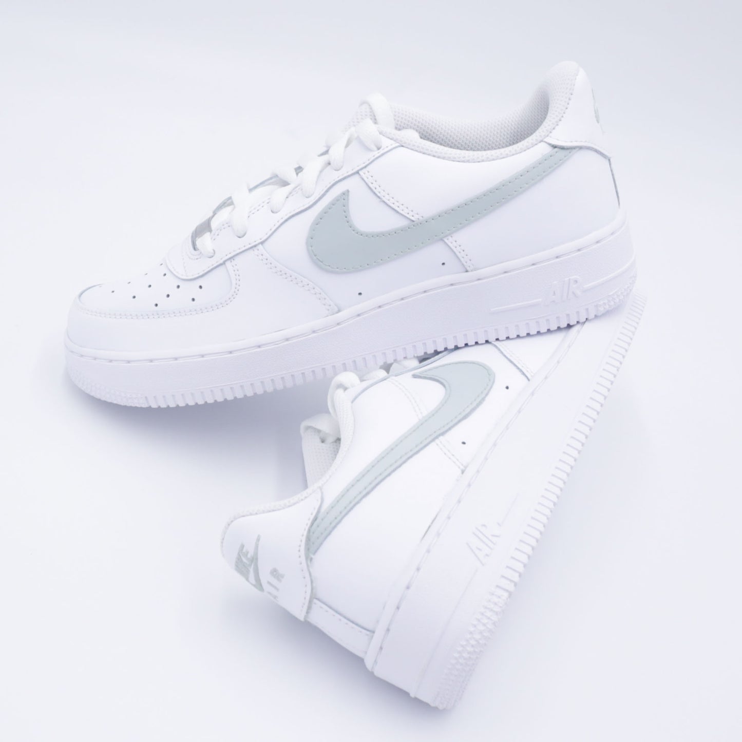 air force 1 custom vert sauge, nike sage green swoosh, air force 1 pastel green, custom sneaker minimaliste, sneakers blanc et vert pâle, nike af1 custom green, chaussure blanche vert sage, sneakers femme pastel vert, air force minimal clean look, vert sauge af1 artisanale
