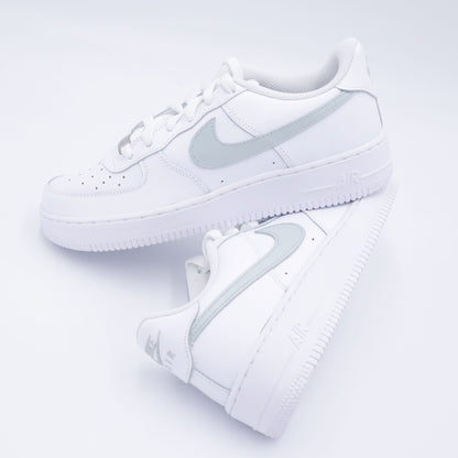 air force 1 custom vert sauge, nike sage green swoosh, air force 1 pastel green, custom sneaker minimaliste, sneakers blanc et vert pâle, nike af1 custom green, chaussure blanche vert sage, sneakers femme pastel vert, air force minimal clean look, vert sauge af1 artisanale