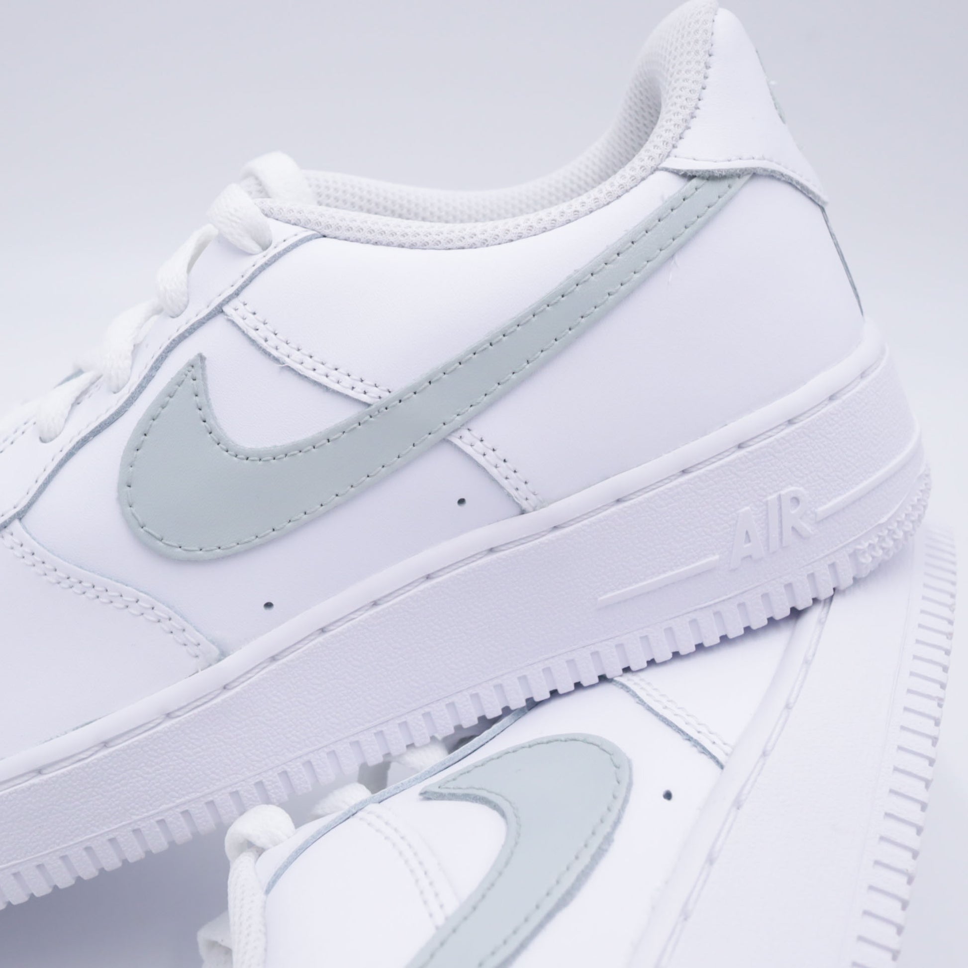 air force 1 custom vert sauge, nike sage green swoosh, air force 1 pastel green, custom sneaker minimaliste, sneakers blanc et vert pâle, nike af1 custom green, chaussure blanche vert sage, sneakers femme pastel vert, air force minimal clean look, vert sauge af1 artisanale