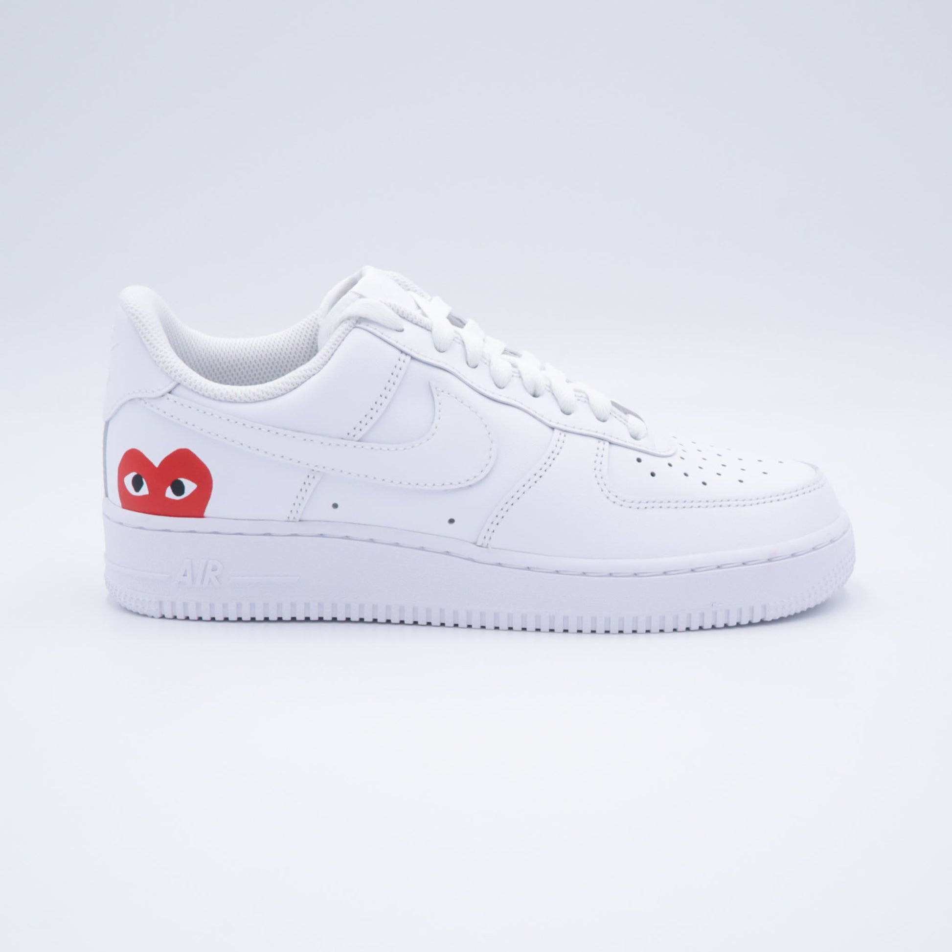 air force 1 custom cdg, nike af1 comme des garçons, cdg red heart sneaker, chaussure coeur rouge custom, nike af1 minimaliste fashion, air force 1 logo cdg play, custom af1 logo japonais, nike air force 1 cdg rouge, sneakers custom mode japonaise, cdg nike inspiration