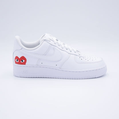 air force 1 custom cdg, nike af1 comme des garçons, cdg red heart sneaker, chaussure coeur rouge custom, nike af1 minimaliste fashion, air force 1 logo cdg play, custom af1 logo japonais, nike air force 1 cdg rouge, sneakers custom mode japonaise, cdg nike inspiration