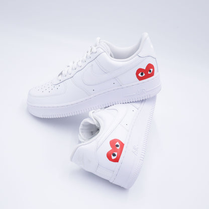 air force 1 custom cdg, nike af1 comme des garçons, cdg red heart sneaker, chaussure coeur rouge custom, nike af1 minimaliste fashion, air force 1 logo cdg play, custom af1 logo japonais, nike air force 1 cdg rouge, sneakers custom mode japonaise, cdg nike inspiration