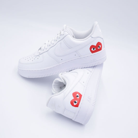 air force 1 custom cdg, nike af1 comme des garçons, cdg red heart sneaker, chaussure coeur rouge custom, nike af1 minimaliste fashion, air force 1 logo cdg play, custom af1 logo japonais, nike air force 1 cdg rouge, sneakers custom mode japonaise, cdg nike inspiration