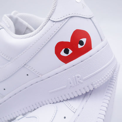 air force 1 custom cdg, nike af1 comme des garçons, cdg red heart sneaker, chaussure coeur rouge custom, nike af1 minimaliste fashion, air force 1 logo cdg play, custom af1 logo japonais, nike air force 1 cdg rouge, sneakers custom mode japonaise, cdg nike inspiration
