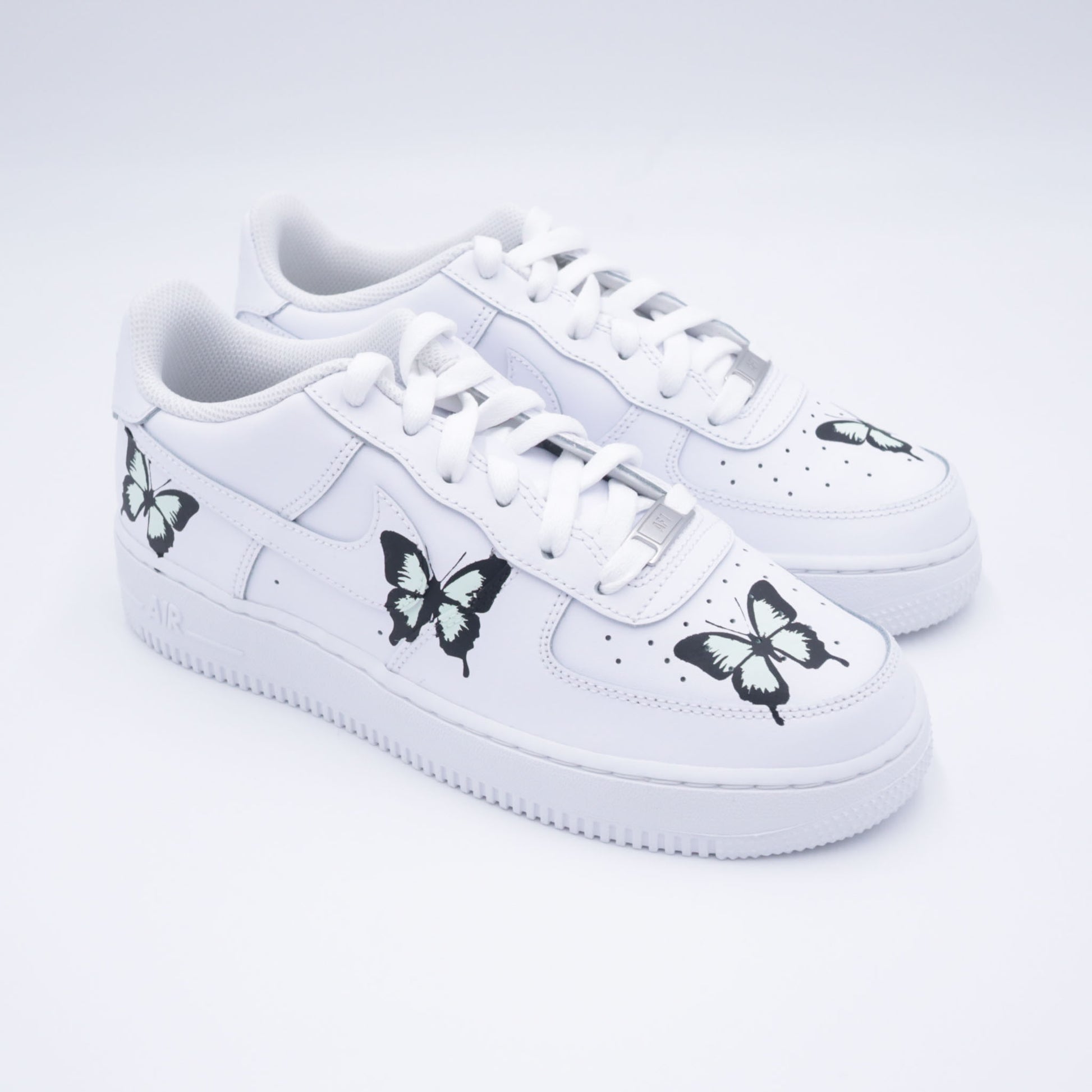 air force 1 custom papillon, nike af1 butterfly pastel, sneaker papillon verte, custom nike nature, chaussures peintes à la main, af1 aesthetic naturelle, sneakers papillon femme, air force 1 green butterfly, basket artistique custom, nike custom printemps