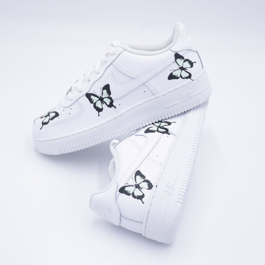 air force 1 custom papillon, nike af1 butterfly pastel, sneaker papillon verte, custom nike nature, chaussures peintes à la main, af1 aesthetic naturelle, sneakers papillon femme, air force 1 green butterfly, basket artistique custom, nike custom printemps