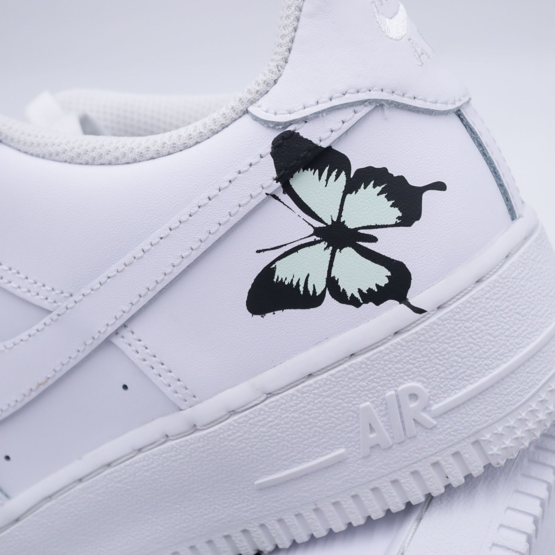 air force 1 custom papillon, nike af1 butterfly pastel, sneaker papillon verte, custom nike nature, chaussures peintes à la main, af1 aesthetic naturelle, sneakers papillon femme, air force 1 green butterfly, basket artistique custom, nike custom printemps
