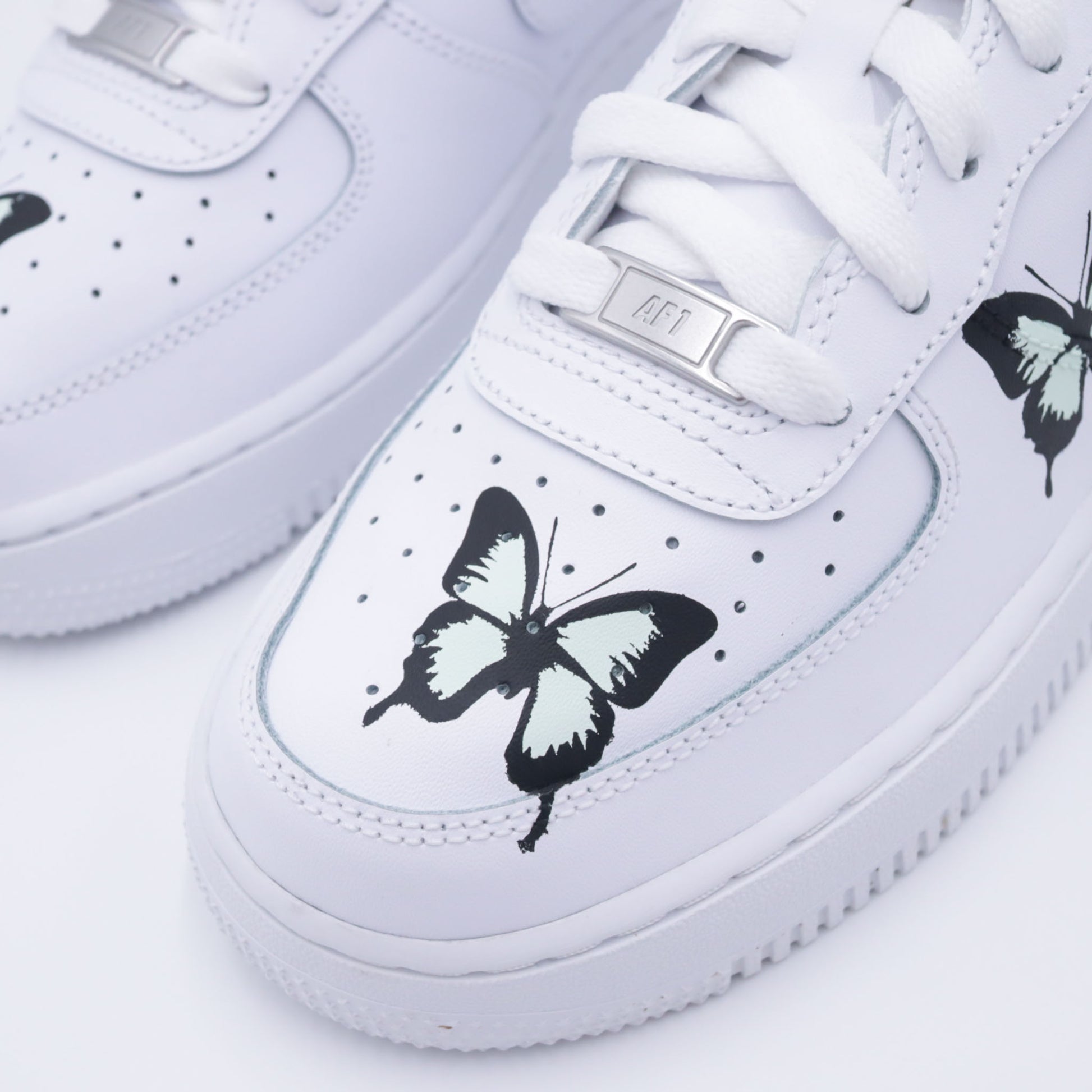 air force 1 custom papillon, nike af1 butterfly pastel, sneaker papillon verte, custom nike nature, chaussures peintes à la main, af1 aesthetic naturelle, sneakers papillon femme, air force 1 green butterfly, basket artistique custom, nike custom printemps