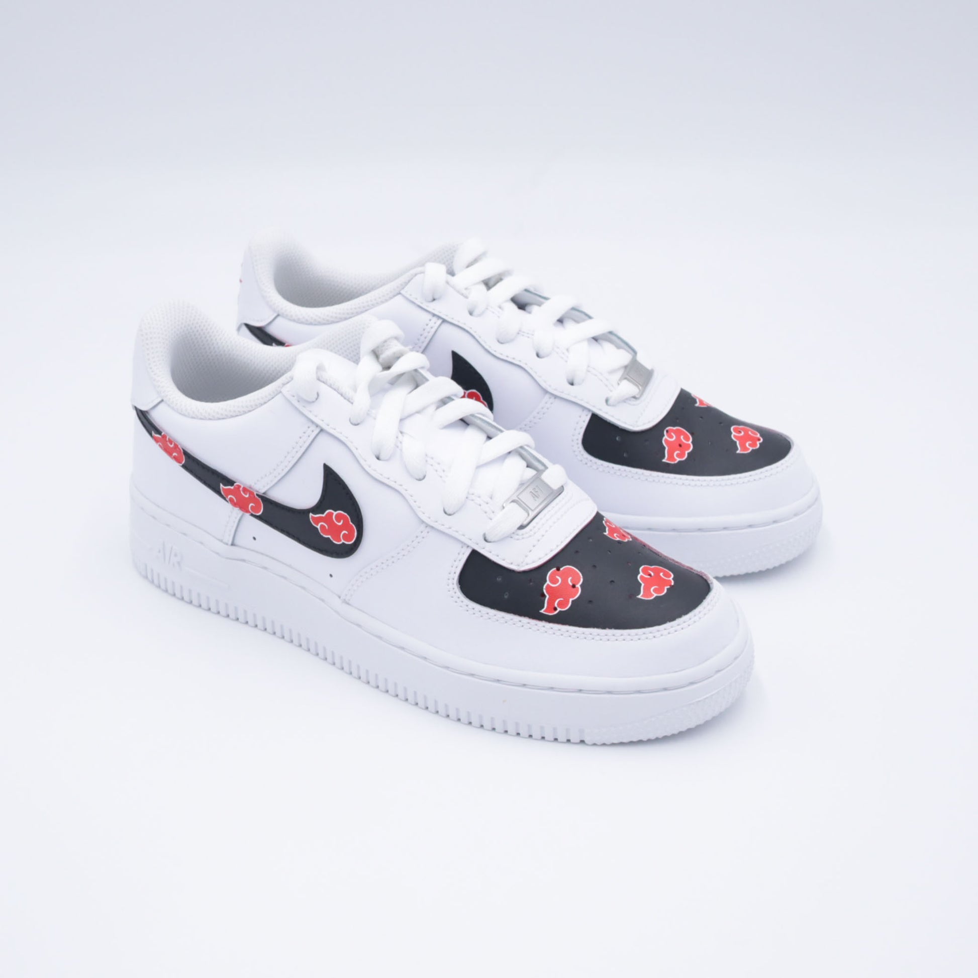 air force 1 custom naruto, nike af1 akatsuki, custom sneaker manga, chaussure nuage rouge naruto, sneakers itachi style, af1 custom anime, custom nike akatsuki cloud, air force 1 manga personnalisée, sneaker fan de naruto, af1 streetwear ninja