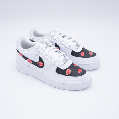 air force 1 custom naruto, nike af1 akatsuki, custom sneaker manga, chaussure nuage rouge naruto, sneakers itachi style, af1 custom anime, custom nike akatsuki cloud, air force 1 manga personnalisée, sneaker fan de naruto, af1 streetwear ninja