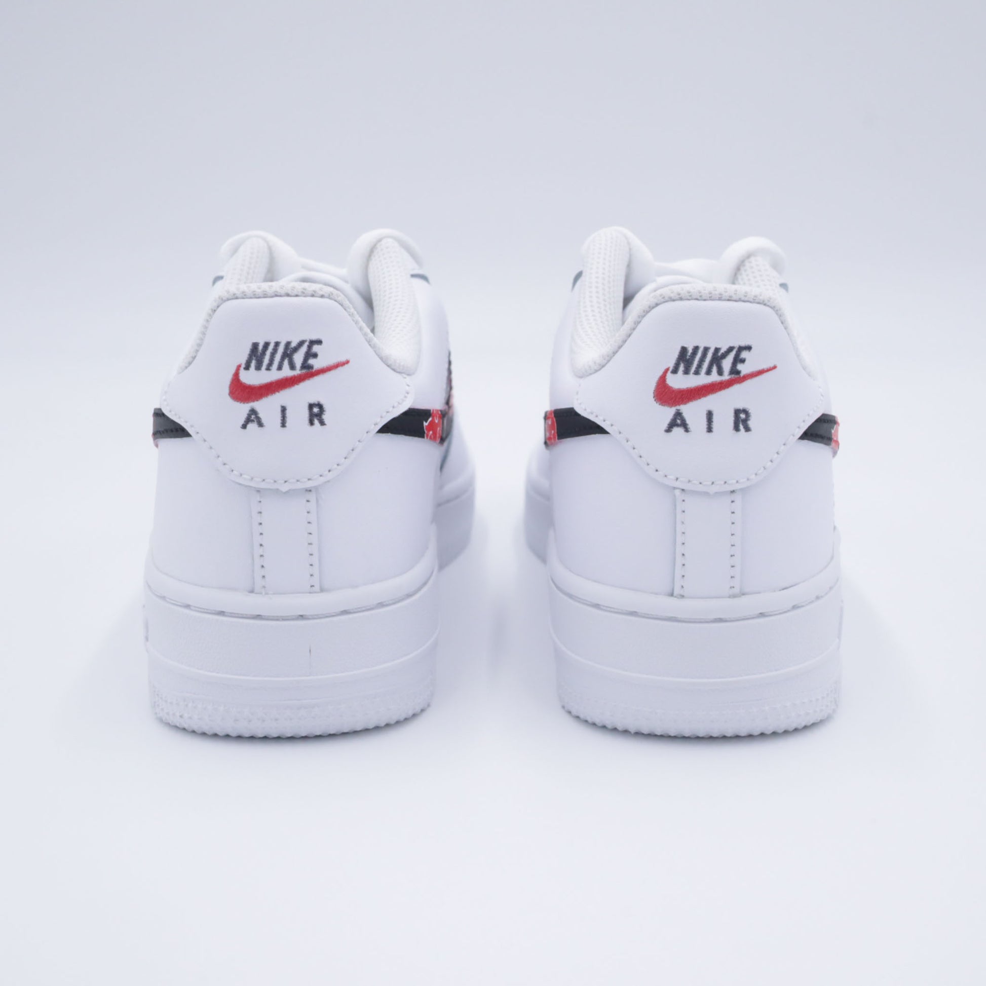 air force 1 custom naruto, nike af1 akatsuki, custom sneaker manga, chaussure nuage rouge naruto, sneakers itachi style, af1 custom anime, custom nike akatsuki cloud, air force 1 manga personnalisée, sneaker fan de naruto, af1 streetwear ninja