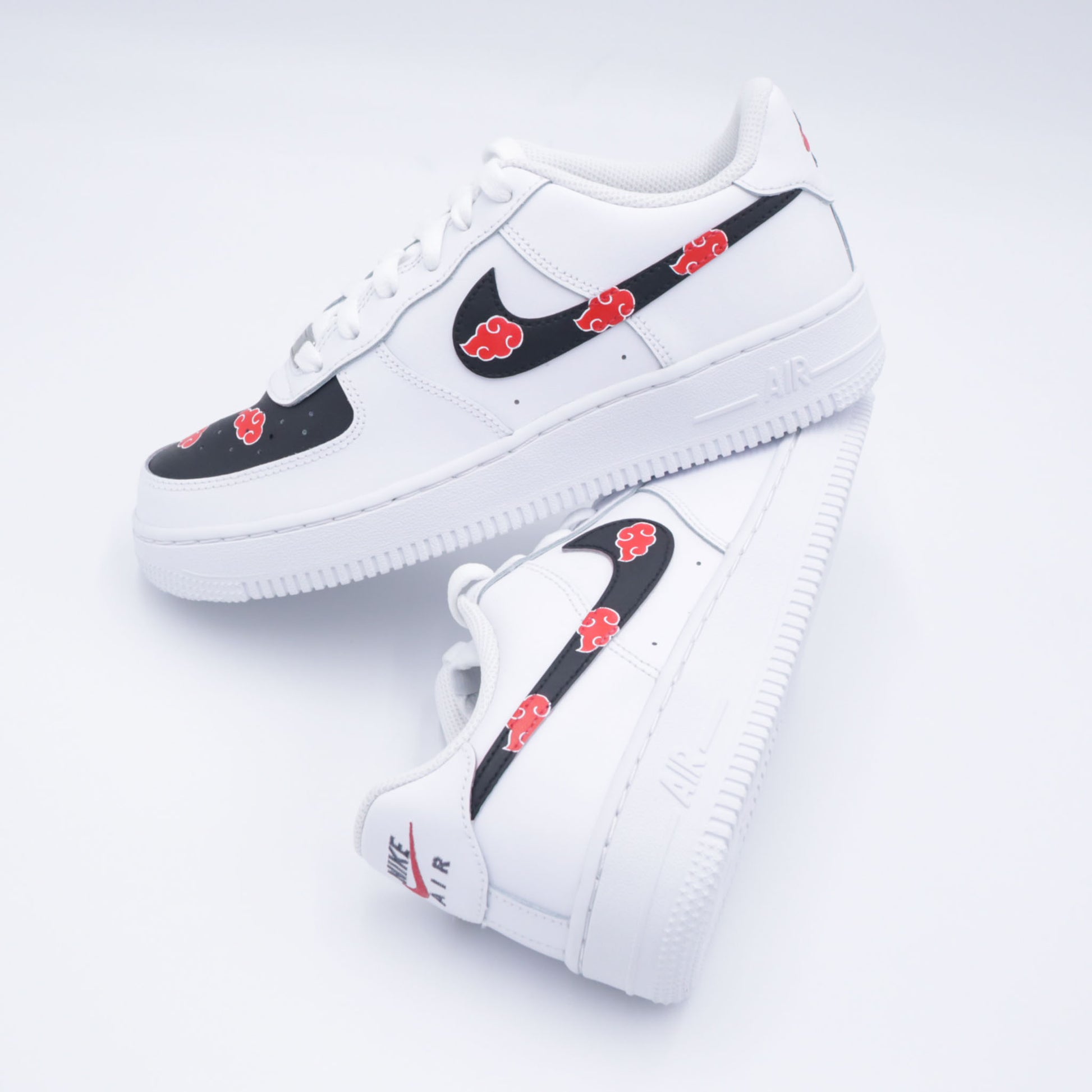 air force 1 custom naruto, nike af1 akatsuki, custom sneaker manga, chaussure nuage rouge naruto, sneakers itachi style, af1 custom anime, custom nike akatsuki cloud, air force 1 manga personnalisée, sneaker fan de naruto, af1 streetwear ninja