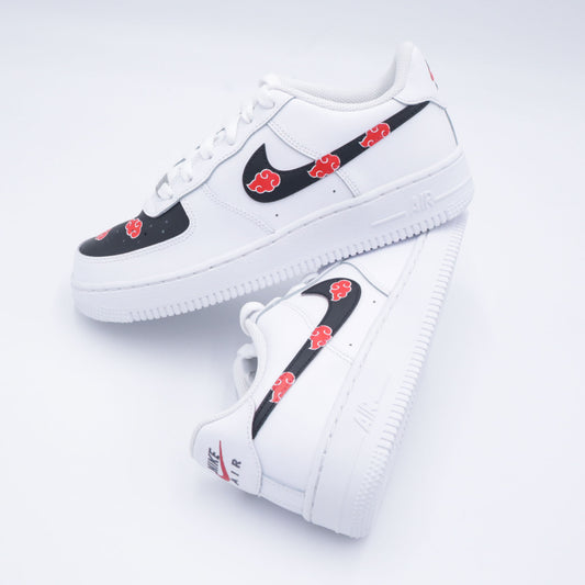 air force 1 custom naruto, nike af1 akatsuki, custom sneaker manga, chaussure nuage rouge naruto, sneakers itachi style, af1 custom anime, custom nike akatsuki cloud, air force 1 manga personnalisée, sneaker fan de naruto, af1 streetwear ninja
