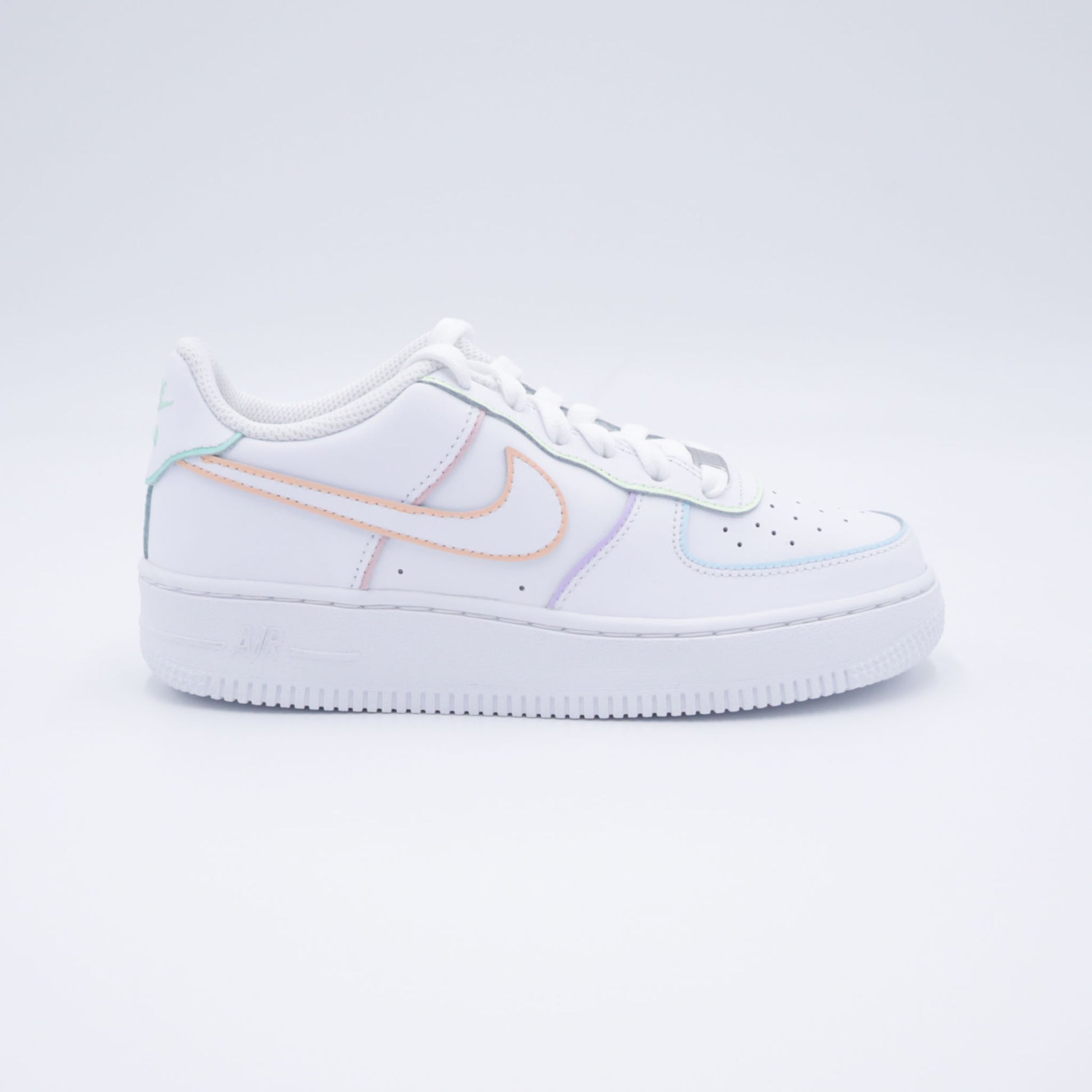 Nike Air Force 1 custom pastel avec contours multicolores doux (bleu, rose, vert, lilas)