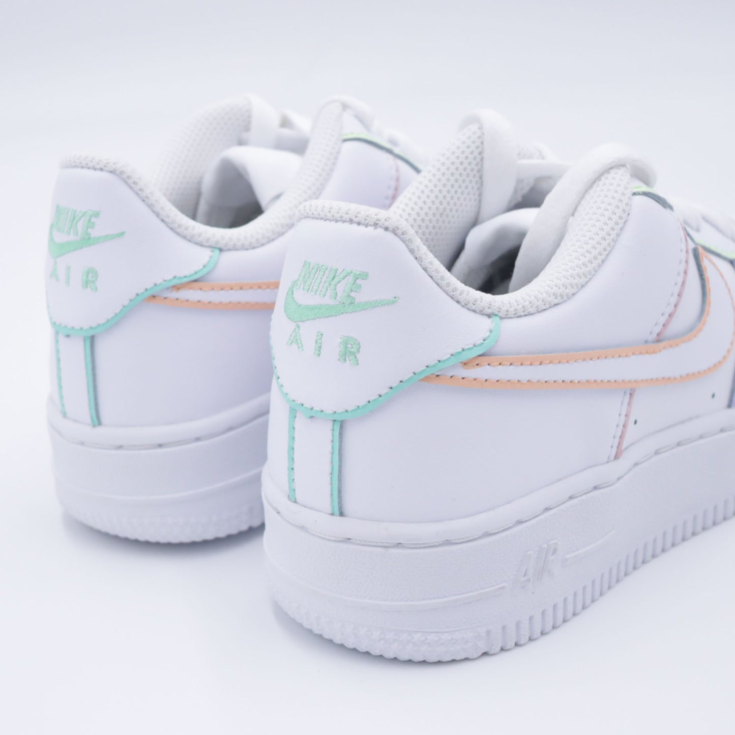 Nike Air Force 1 custom pastel avec contours multicolores doux (bleu, rose, vert, lilas)