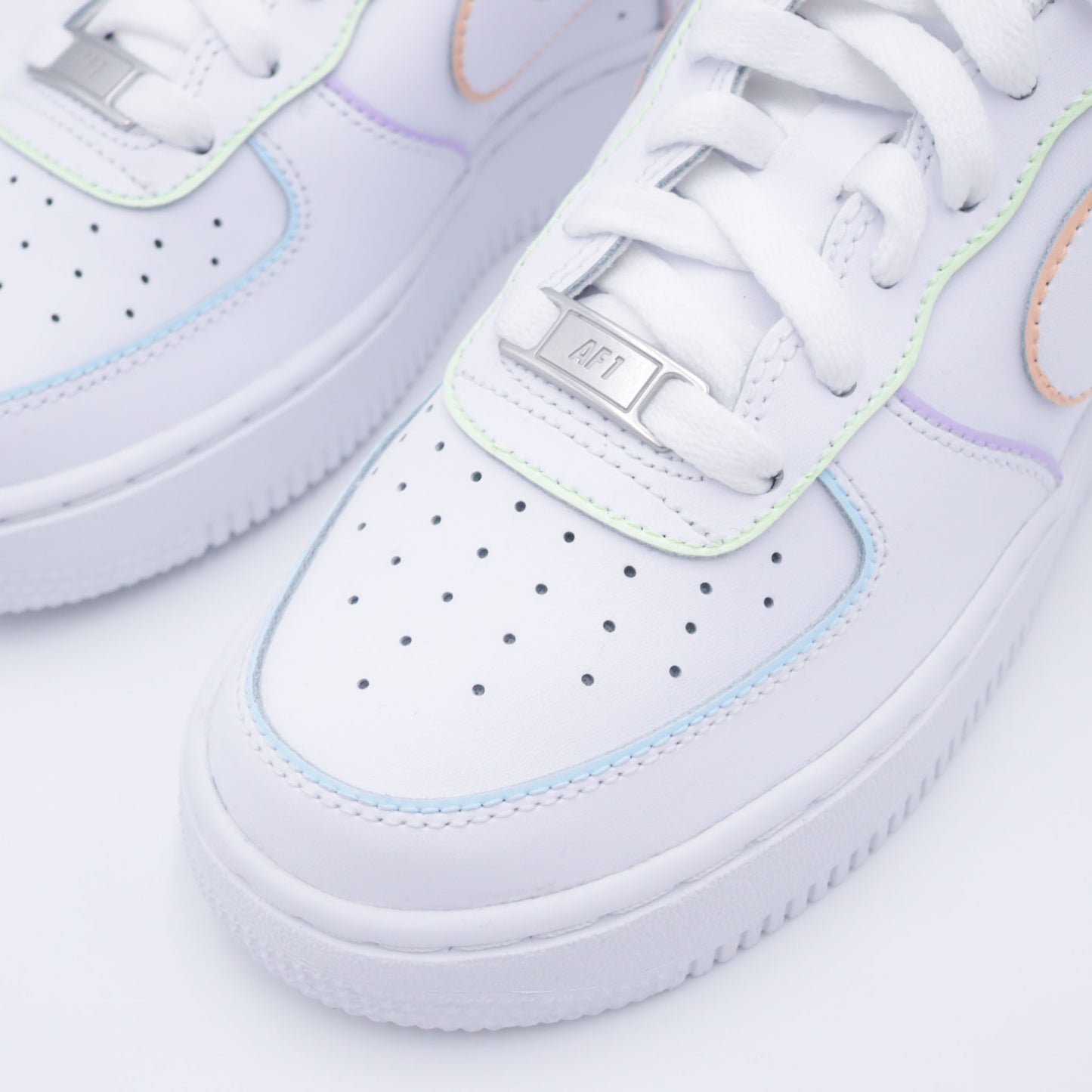 Nike Air Force 1 custom pastel avec contours multicolores doux (bleu, rose, vert, lilas)
