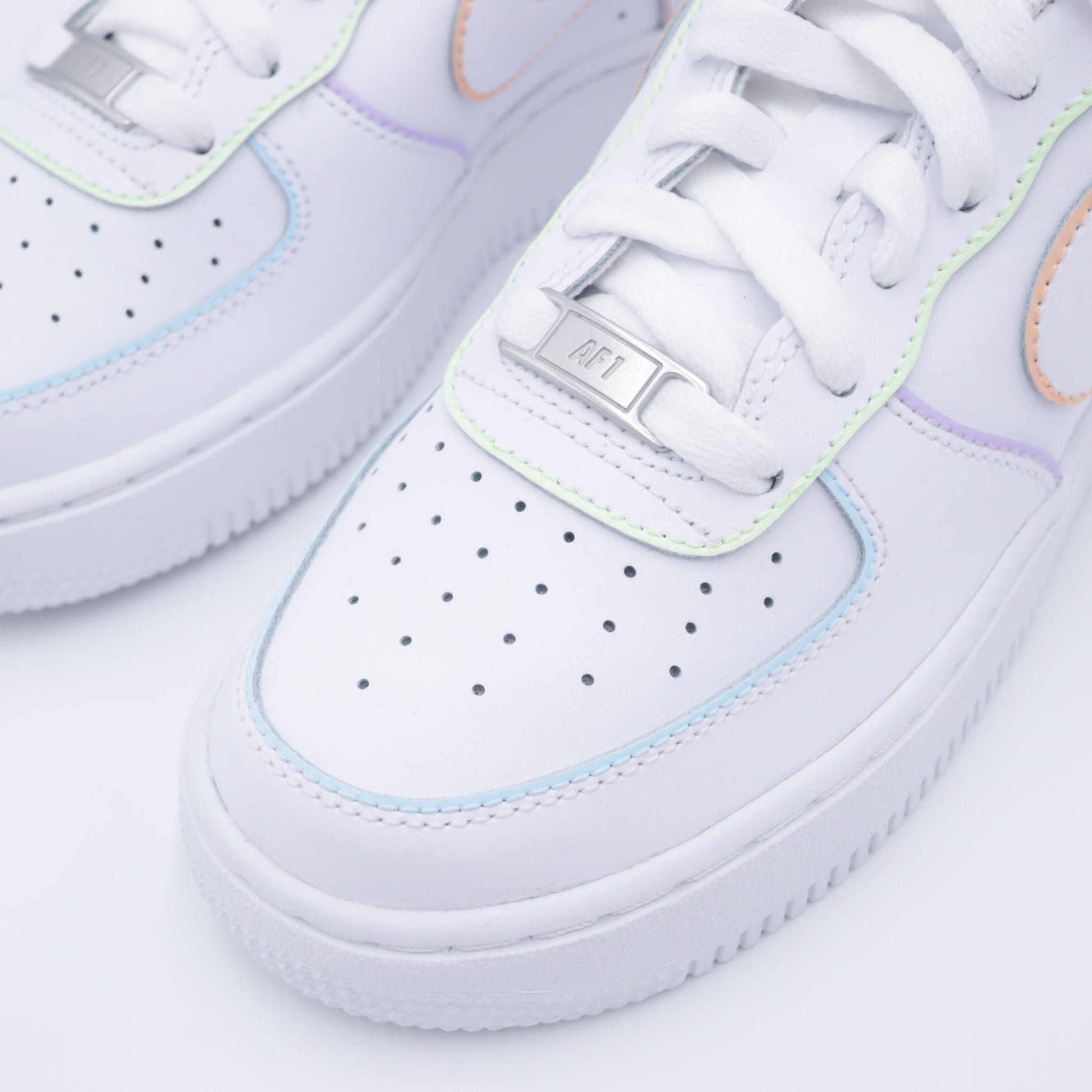 Nike Air Force 1 custom pastel avec contours multicolores doux (bleu, rose, vert, lilas)