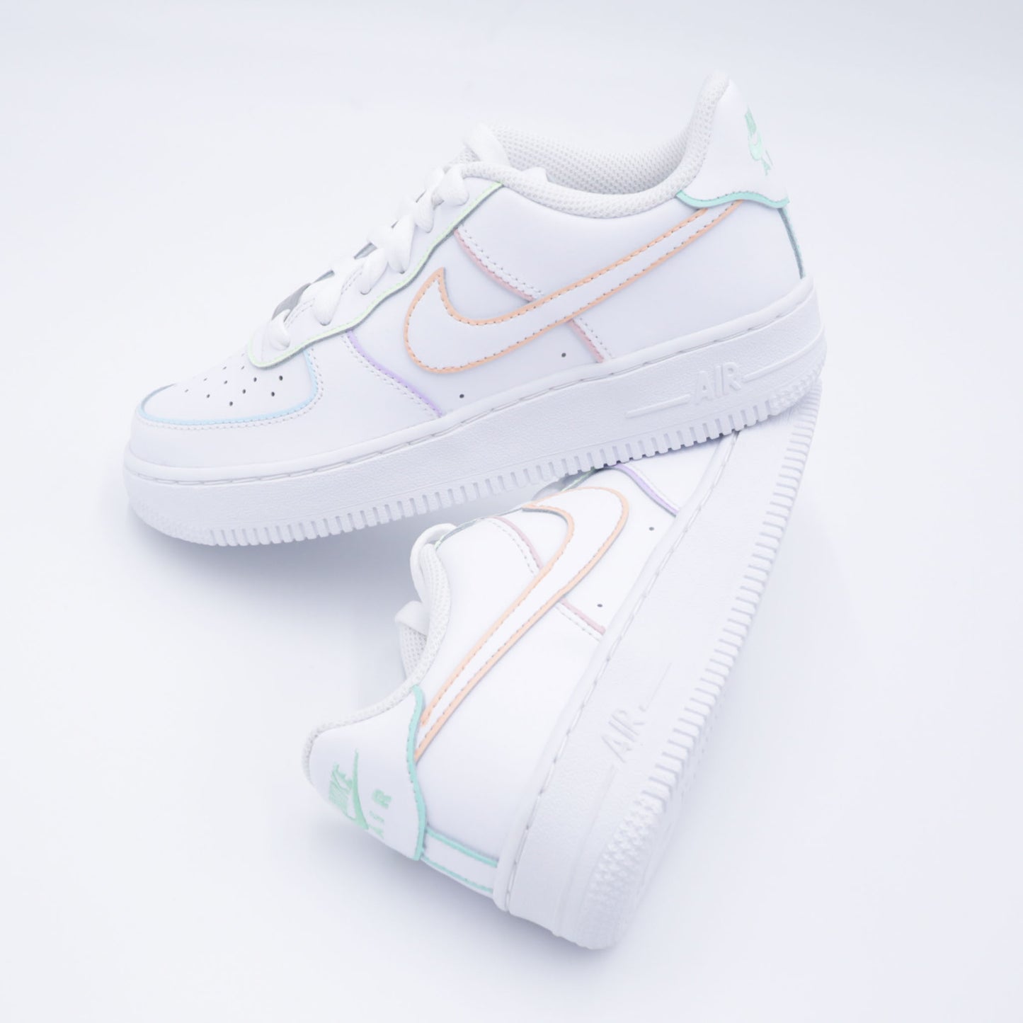 Nike Air Force 1 custom pastel avec contours multicolores doux (bleu, rose, vert, lilas)