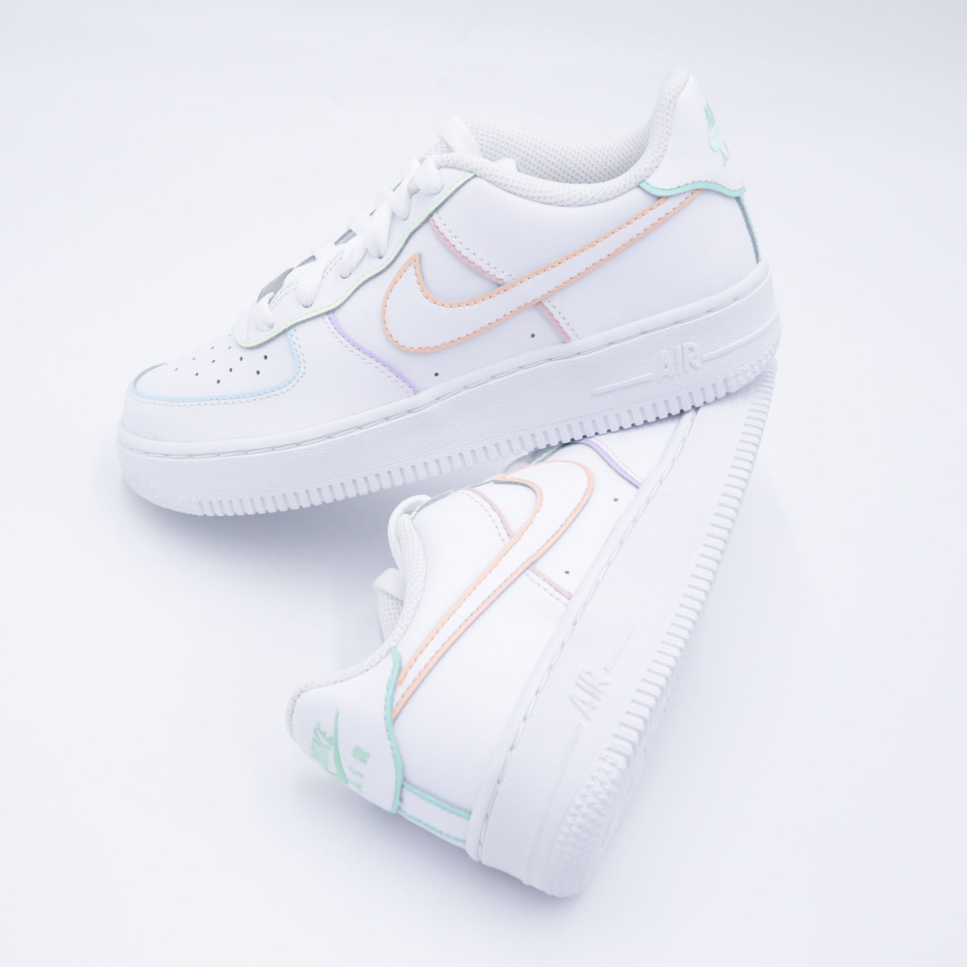Nike Air Force 1 custom pastel avec contours multicolores doux (bleu, rose, vert, lilas)