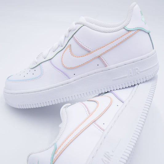 Nike Air Force 1 custom pastel avec contours multicolores doux (bleu, rose, vert, lilas)