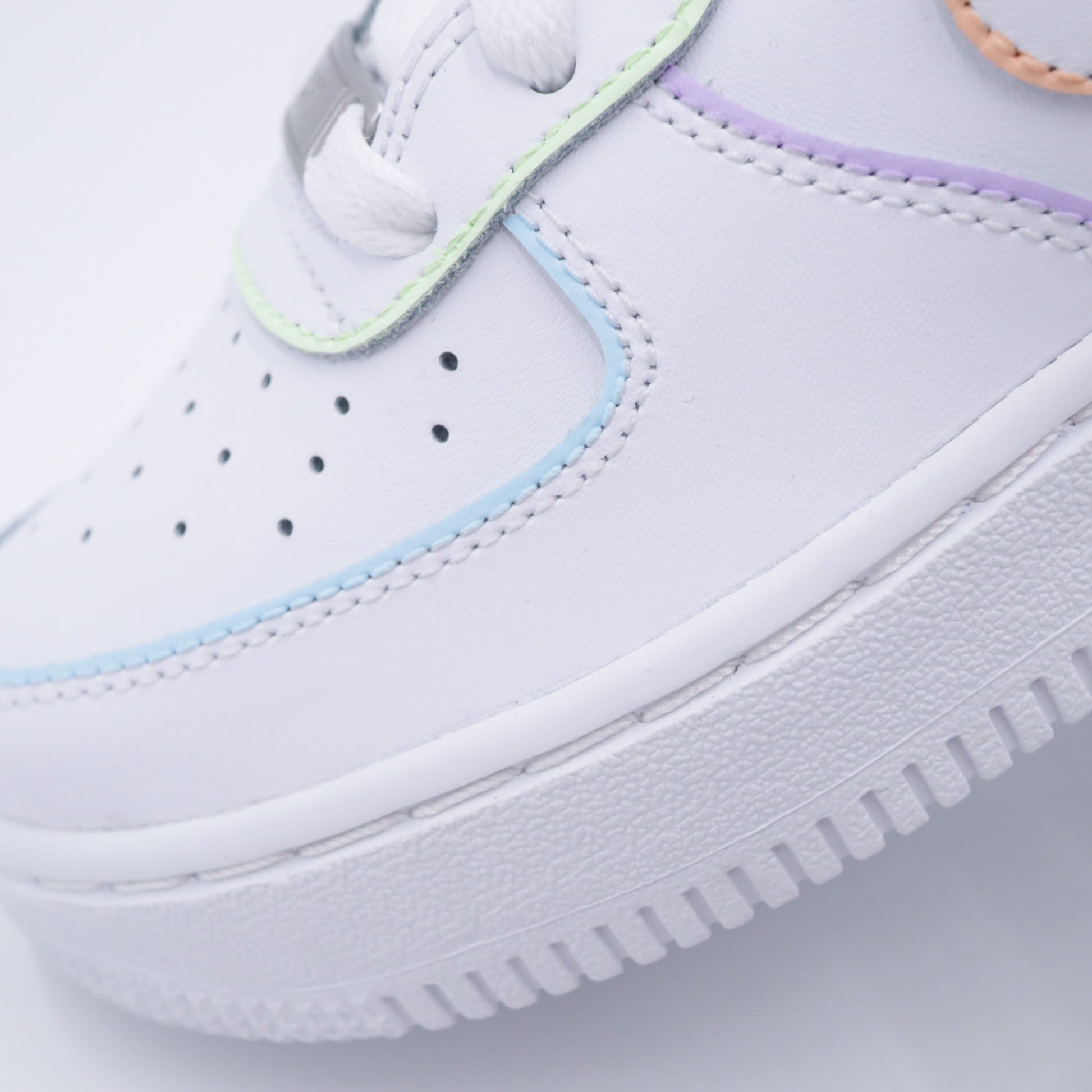 Nike Air Force 1 custom pastel avec contours multicolores doux (bleu, rose, vert, lilas)