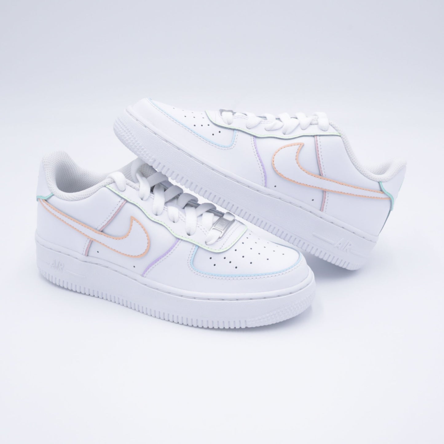 Nike Air Force 1 custom pastel avec contours multicolores doux (bleu, rose, vert, lilas)