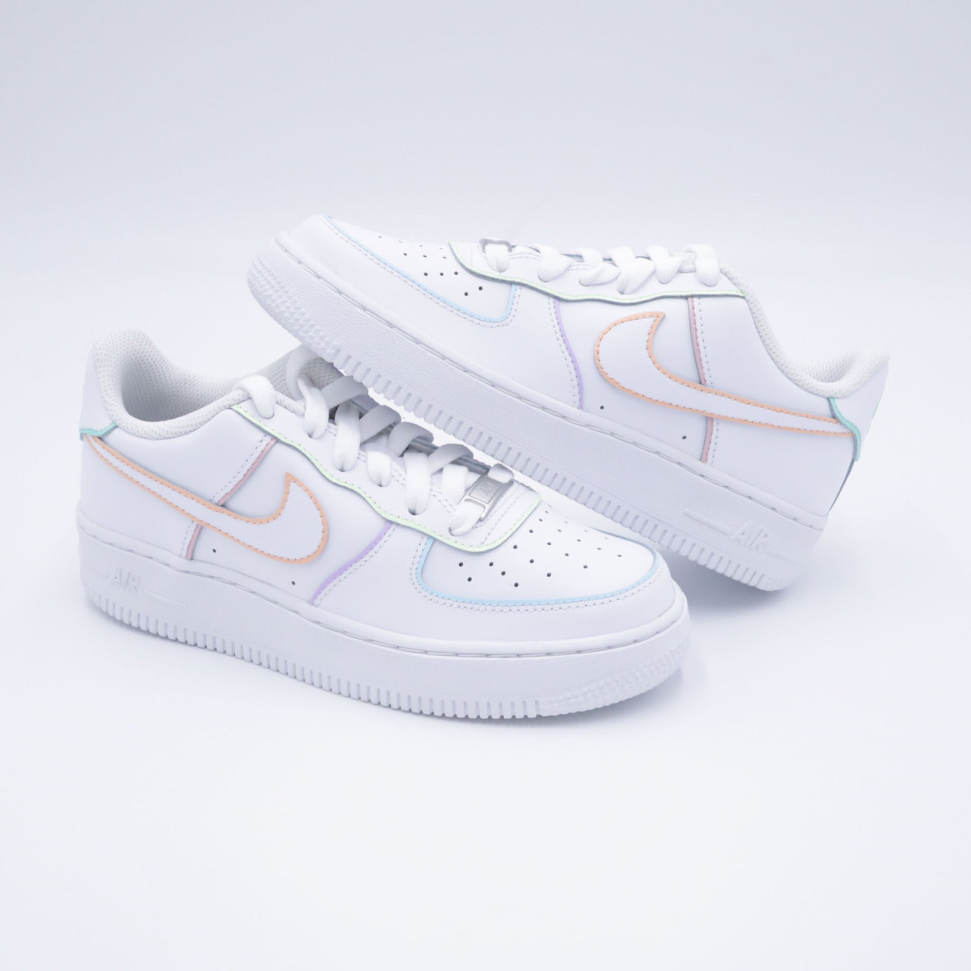 Nike Air Force 1 custom pastel avec contours multicolores doux (bleu, rose, vert, lilas)