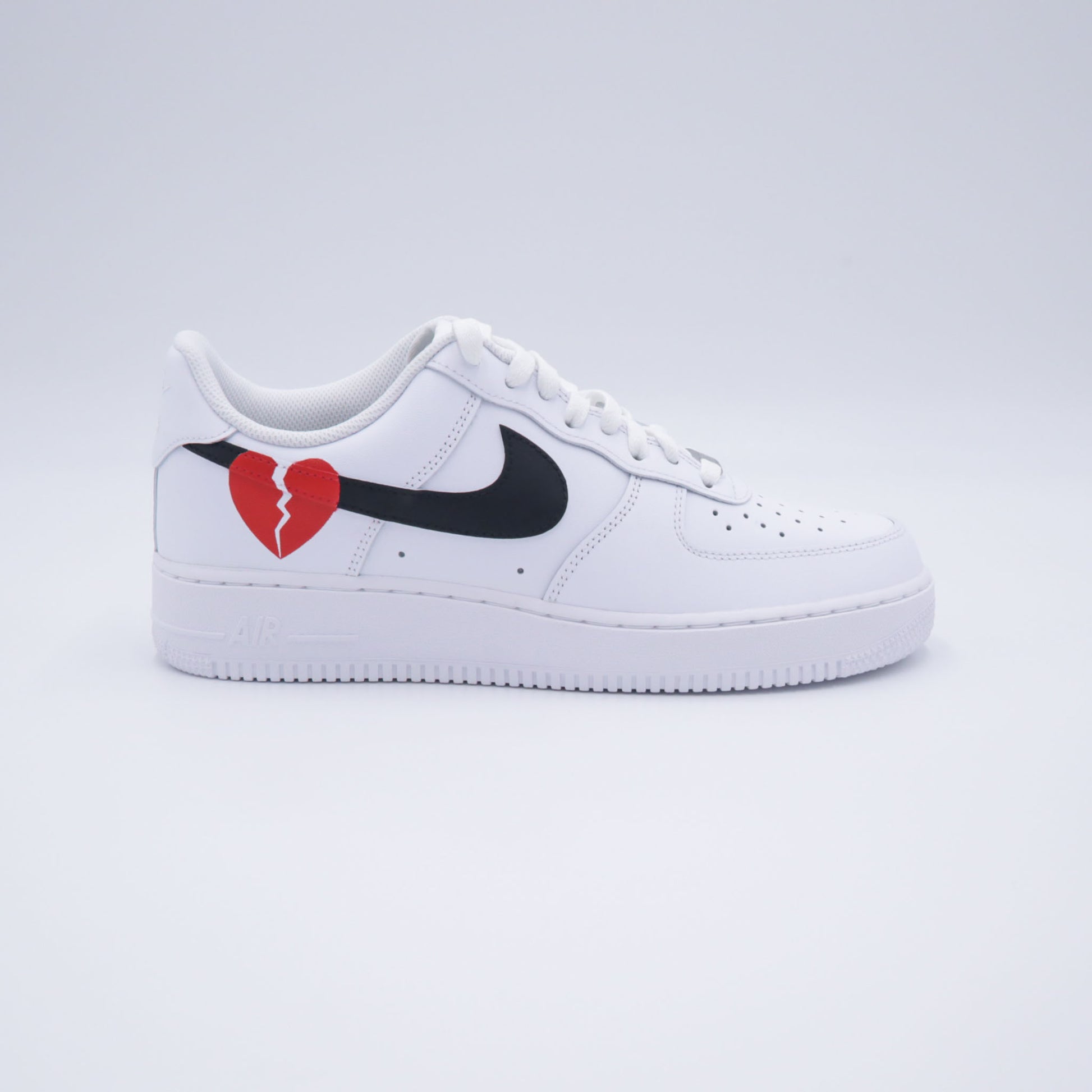 Nike Air Force 1 custom avec cœur rouge brisé et swoosh noir baskets personnalisées pour femme sneakers custom amour nike custom fille