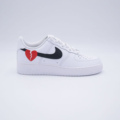Nike Air Force 1 custom avec cœur rouge brisé et swoosh noir baskets personnalisées pour femme sneakers custom amour nike custom fille