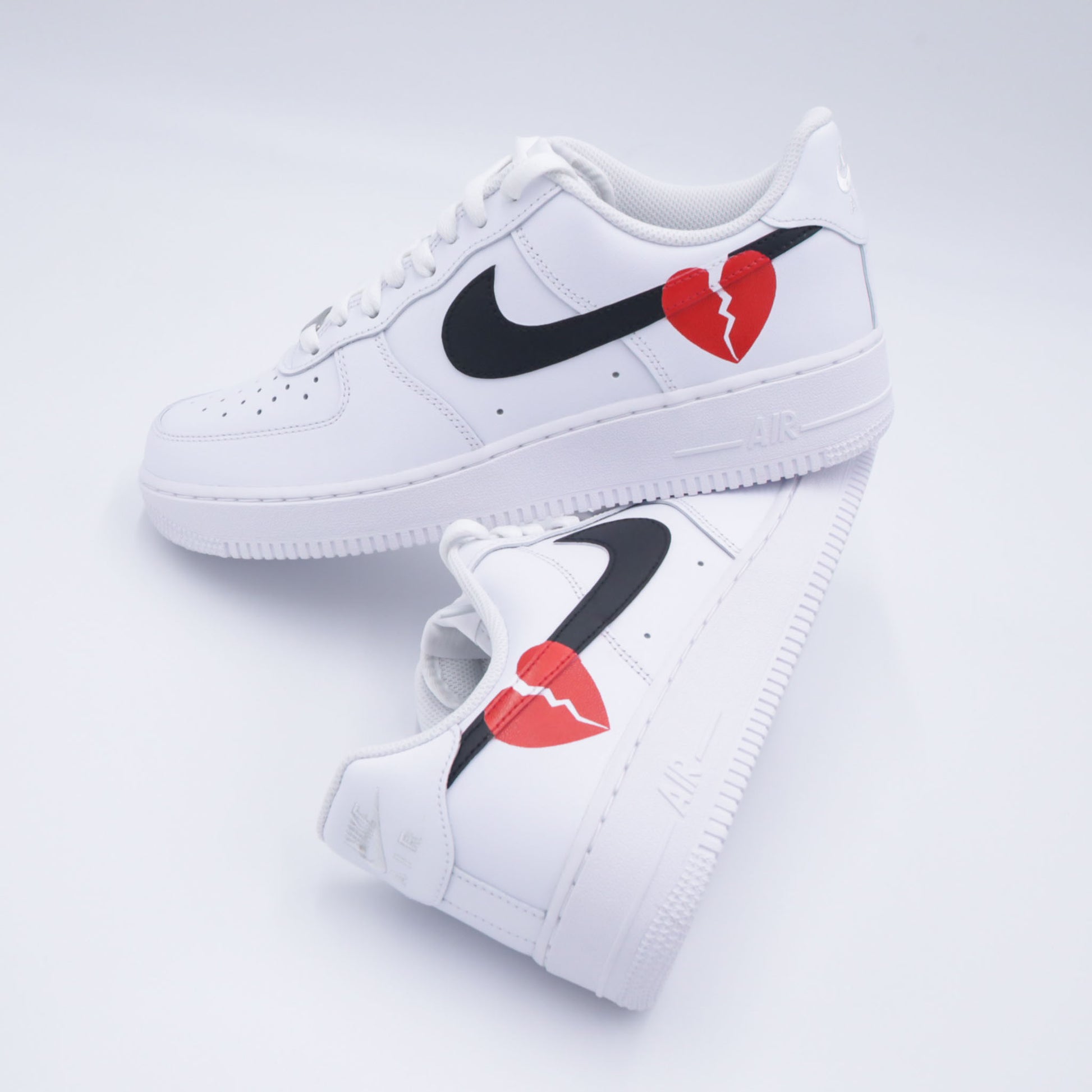 Nike Air Force 1 custom avec cœur rouge brisé et swoosh noir baskets personnalisées pour femme sneakers custom amour nike custom fille