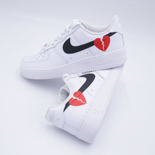Nike Air Force 1 custom avec cœur rouge brisé et swoosh noir baskets personnalisées pour femme sneakers custom amour nike custom fille
