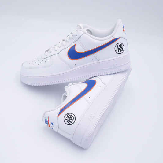 Nike Air Force 1 custom Dragon Ball Z avec swoosh bleu/orange et kanjis de Goku