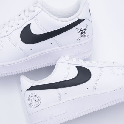 Nike Air Force 1 custom avec design One Piece : logo Mugiwara et portrait de Luffy