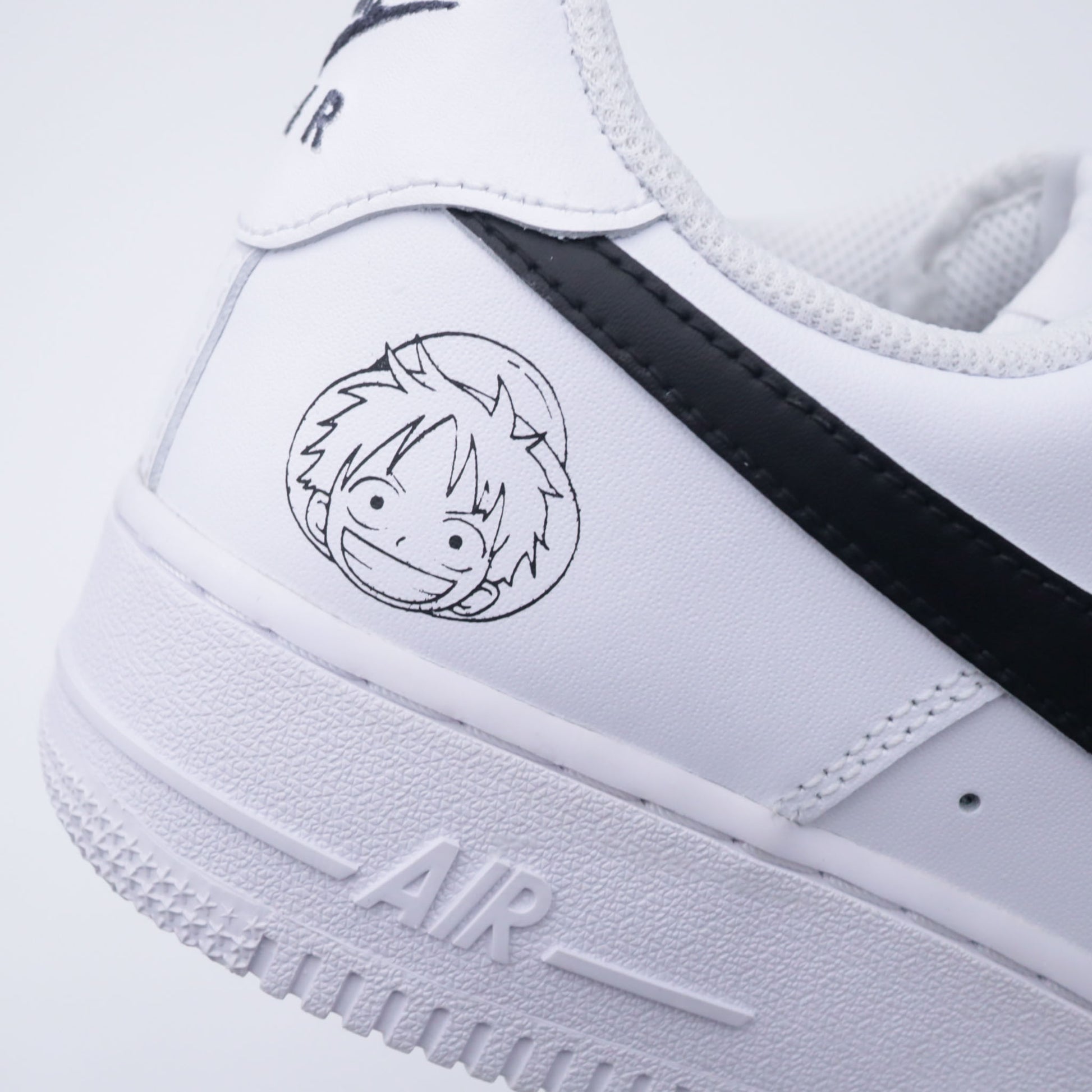 Nike Air Force 1 custom avec design One Piece : logo Mugiwara et portrait de Luffy