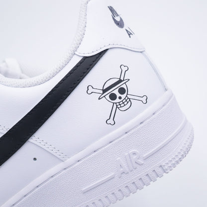 Nike Air Force 1 custom avec design One Piece : logo Mugiwara et portrait de Luffy
