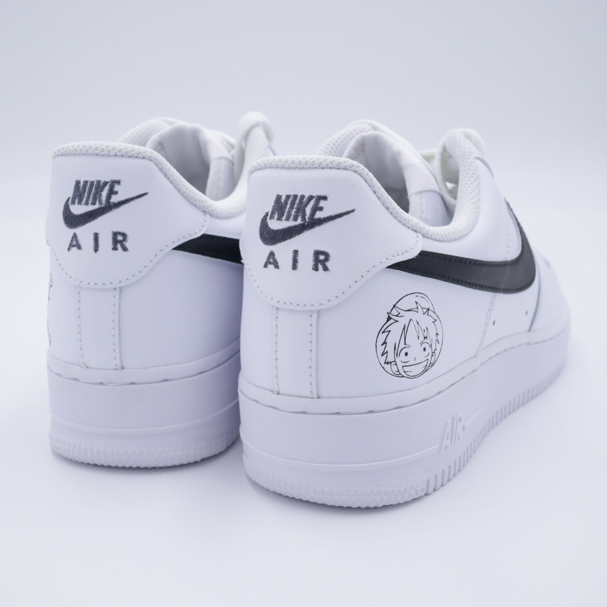 Nike Air Force 1 custom avec design One Piece : logo Mugiwara et portrait de Luffy