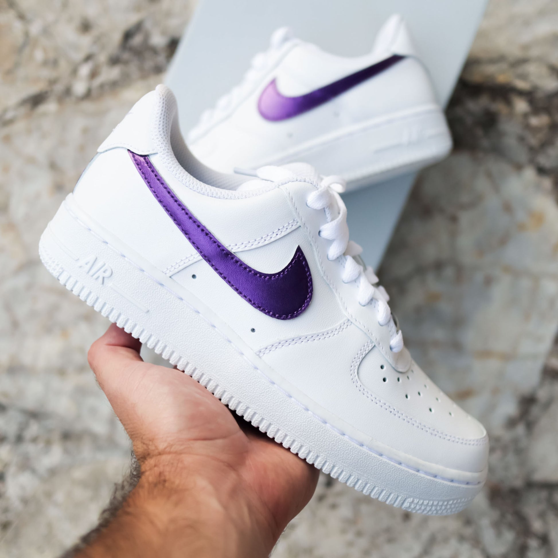 Nike Air Force 1 custom avec Swoosh violet métallisé