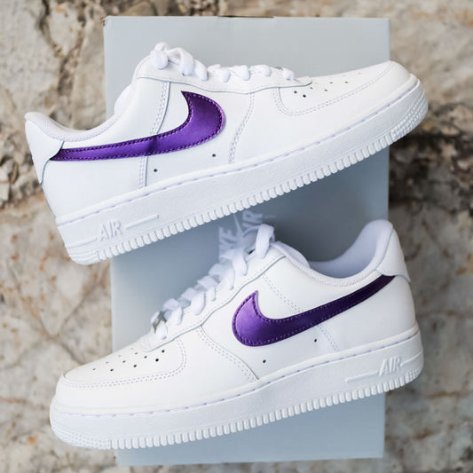 Nike Air Force 1 custom avec Swoosh violet métallisé